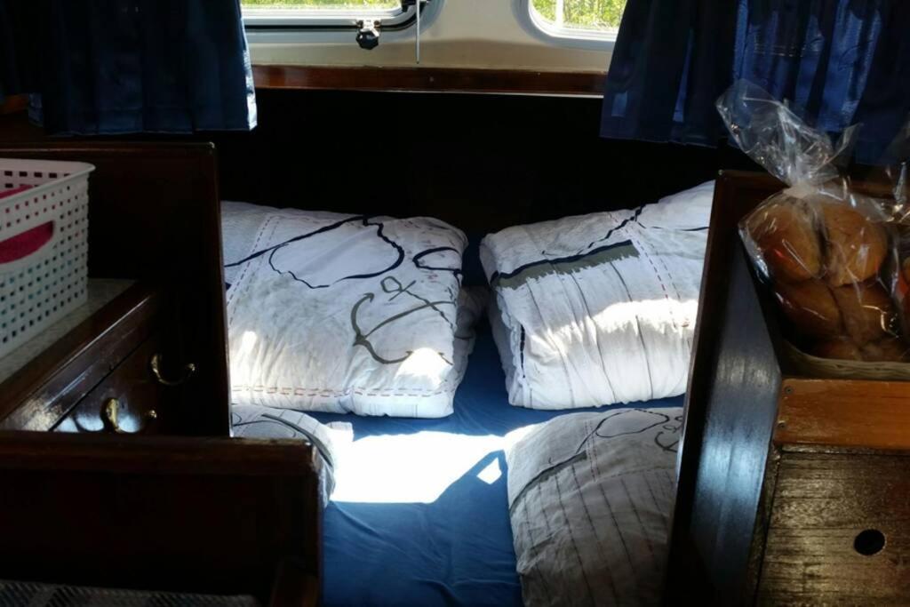 Boat Allemansfreon - Kamperen Op Het Water - Niet Om Mee Te Varen - Read Host Profile-Lees Hostprofiel Jutrijp المظهر الخارجي الصورة