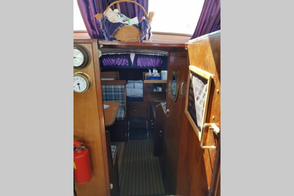 Boat Allemansfreon - Kamperen Op Het Water - Niet Om Mee Te Varen - Read Host Profile-Lees Hostprofiel Jutrijp المظهر الخارجي الصورة