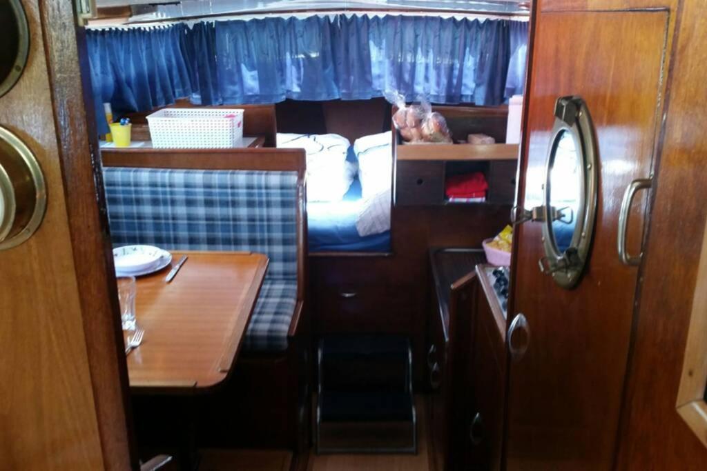 Boat Allemansfreon - Kamperen Op Het Water - Niet Om Mee Te Varen - Read Host Profile-Lees Hostprofiel Jutrijp المظهر الخارجي الصورة