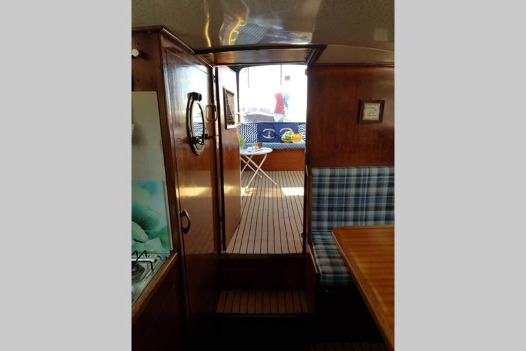 Boat Allemansfreon - Kamperen Op Het Water - Niet Om Mee Te Varen - Read Host Profile-Lees Hostprofiel Jutrijp المظهر الخارجي الصورة